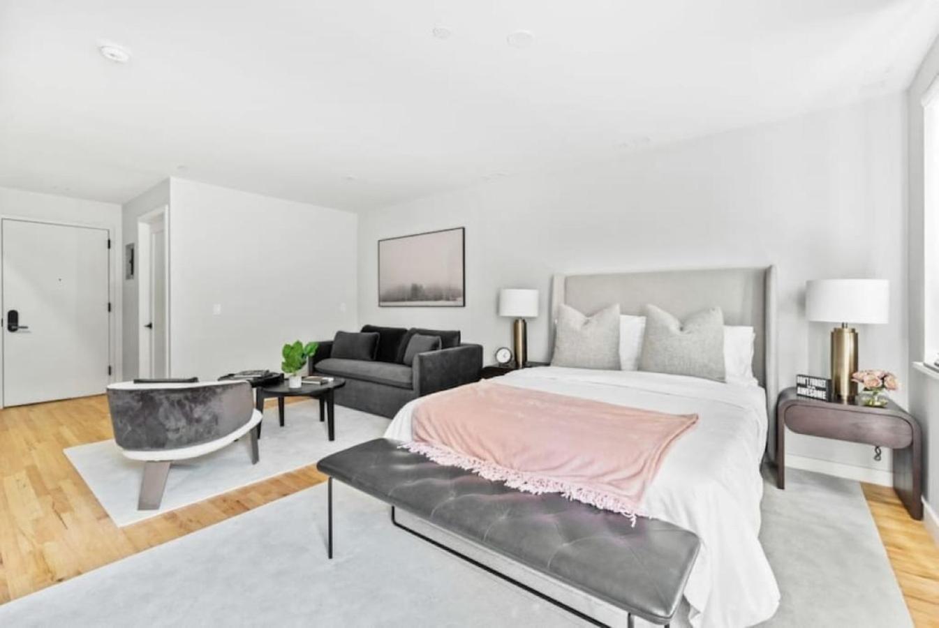 Luxe Studio With Charming Juliet Balcony Nova York Exterior foto