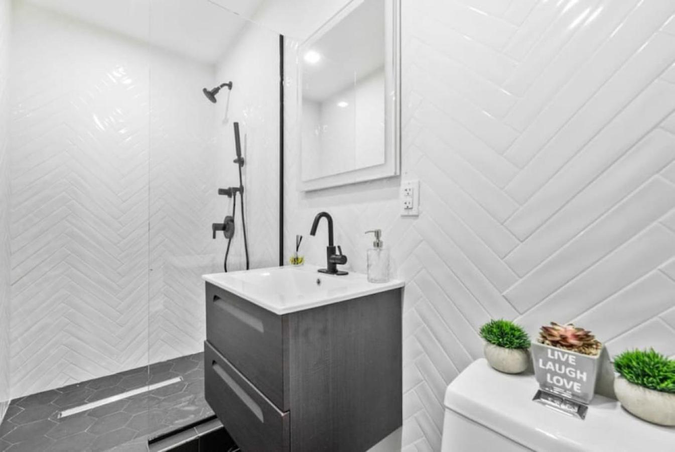 Luxe Studio With Charming Juliet Balcony Nova York Exterior foto