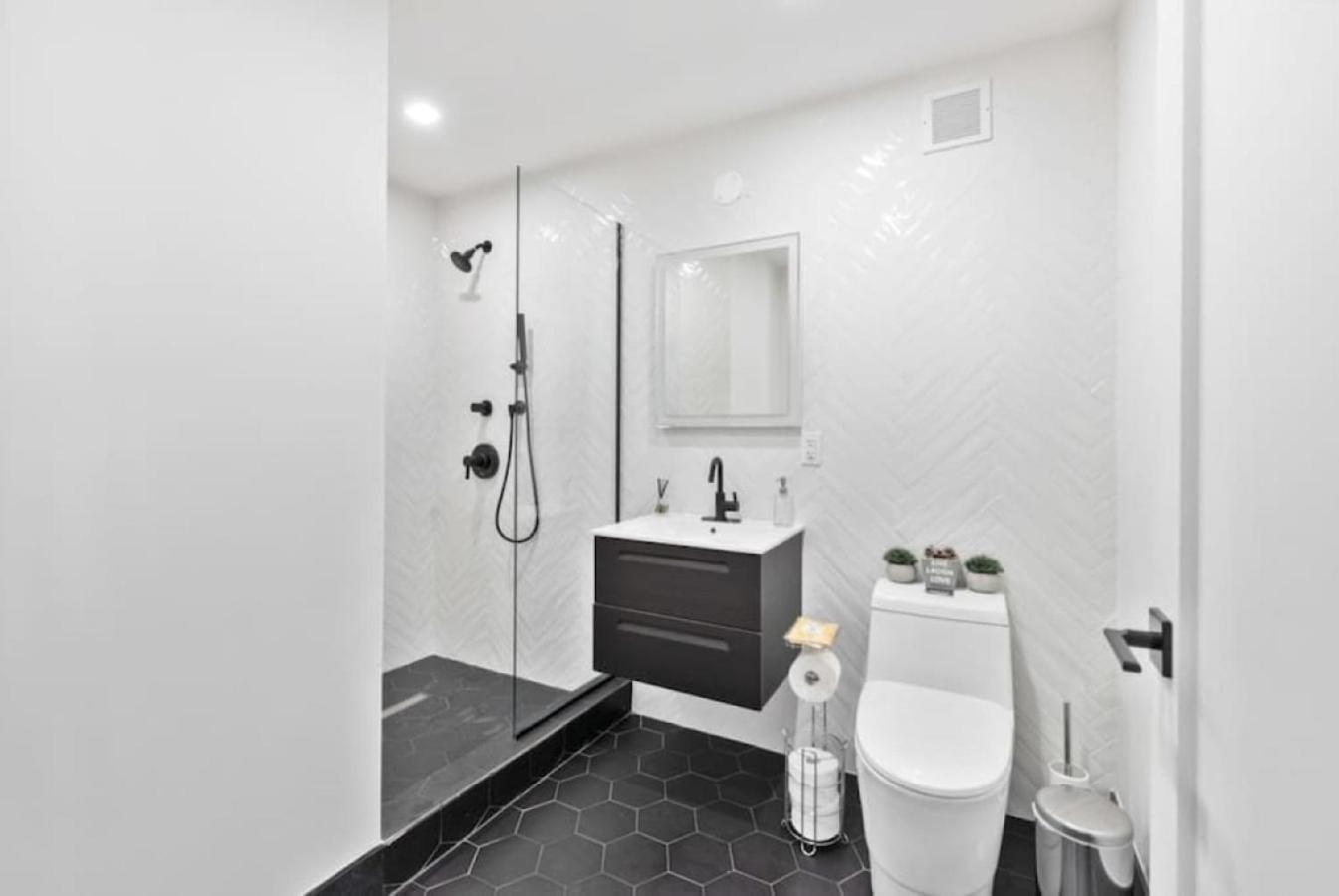 Luxe Studio With Charming Juliet Balcony Nova York Exterior foto