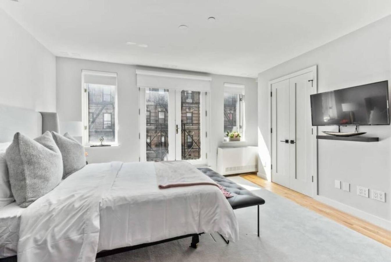 Luxe Studio With Charming Juliet Balcony Nova York Exterior foto