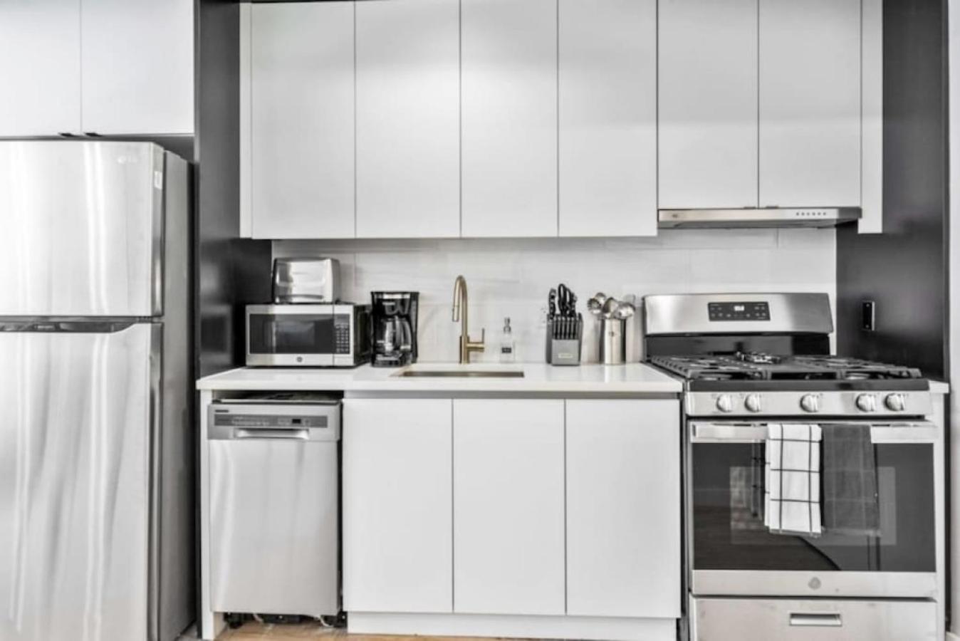Luxe Studio With Charming Juliet Balcony Nova York Exterior foto