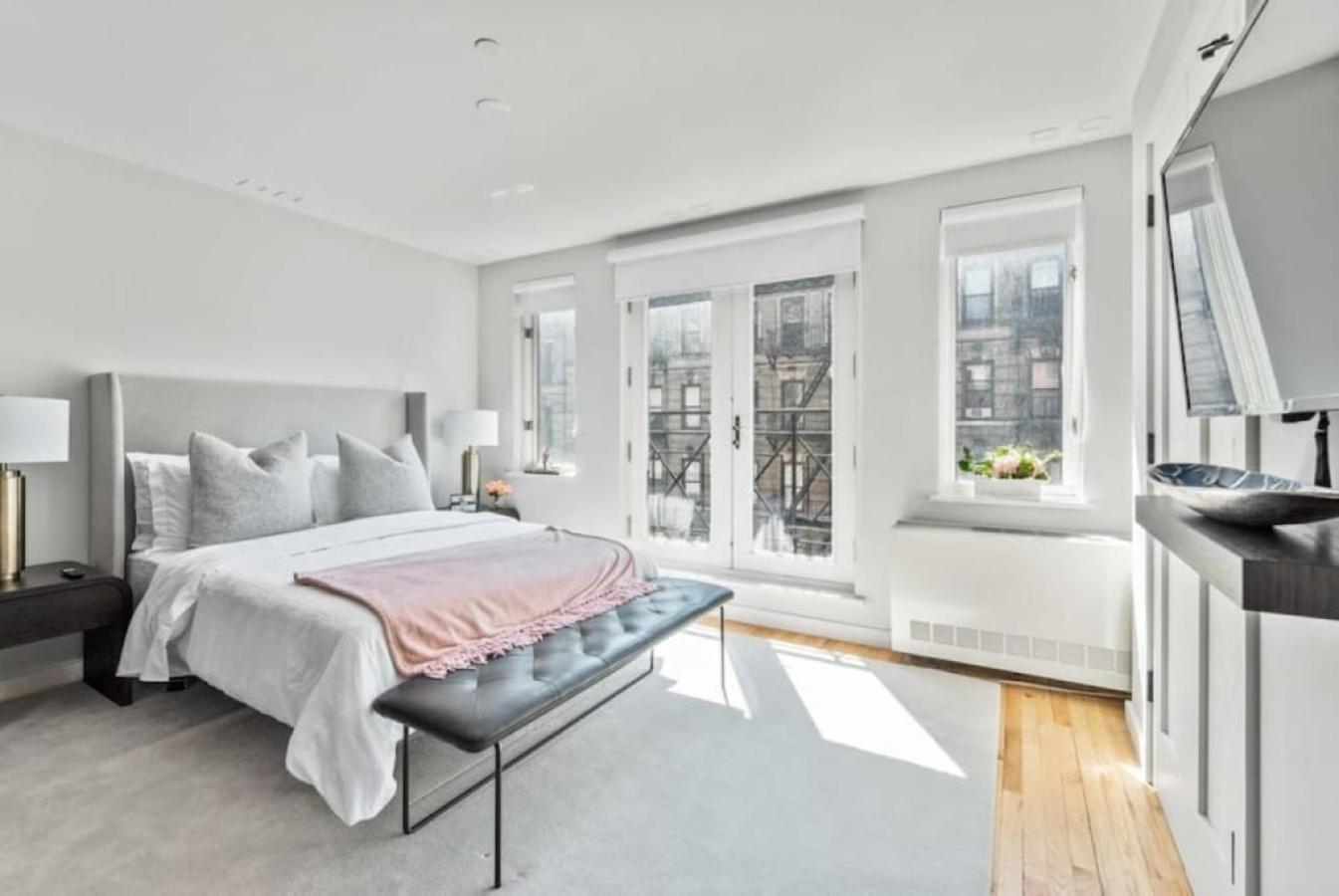 Luxe Studio With Charming Juliet Balcony Nova York Exterior foto
