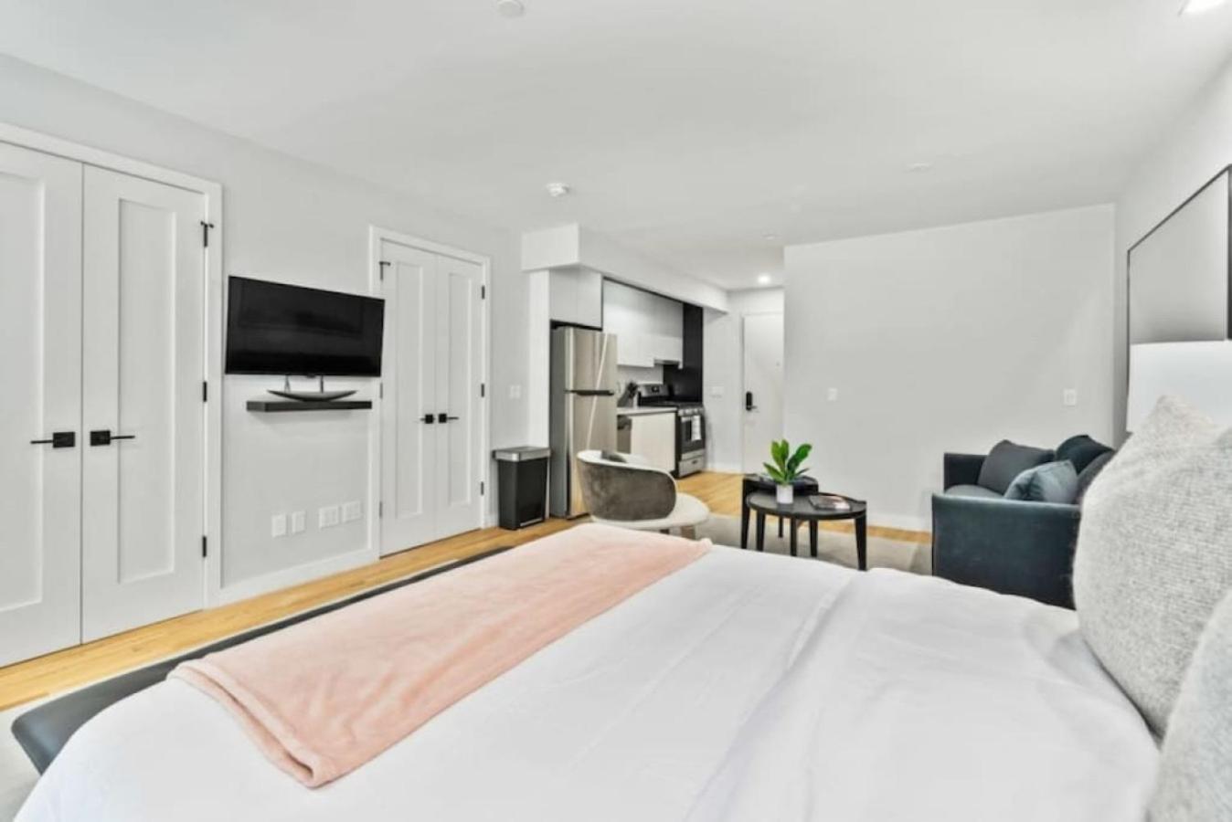 Luxe Studio With Charming Juliet Balcony Nova York Exterior foto