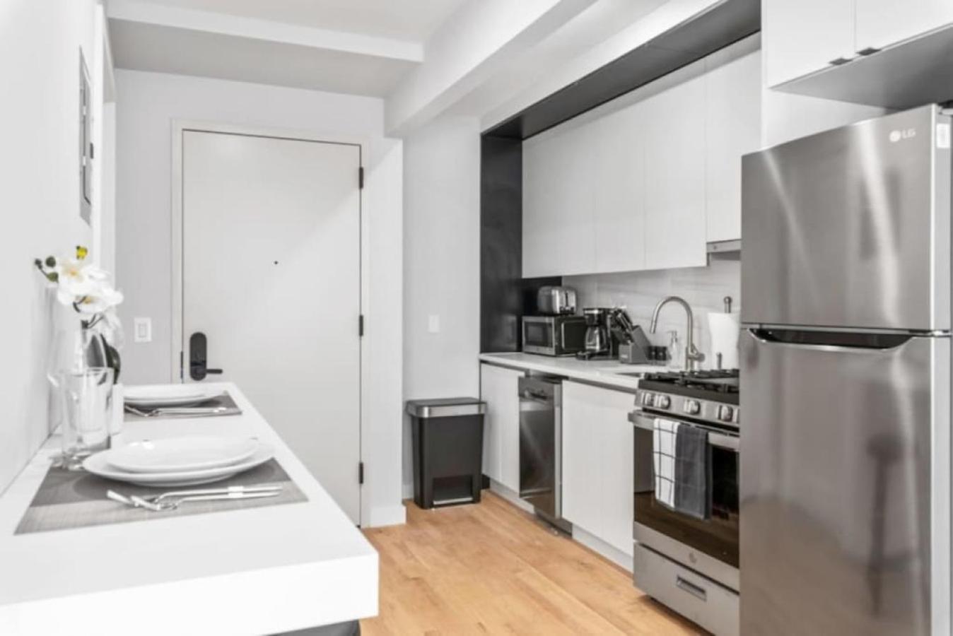Luxe Studio With Charming Juliet Balcony Nova York Exterior foto