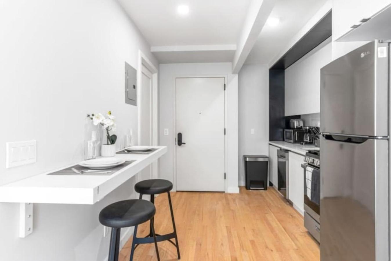 Luxe Studio With Charming Juliet Balcony Nova York Exterior foto