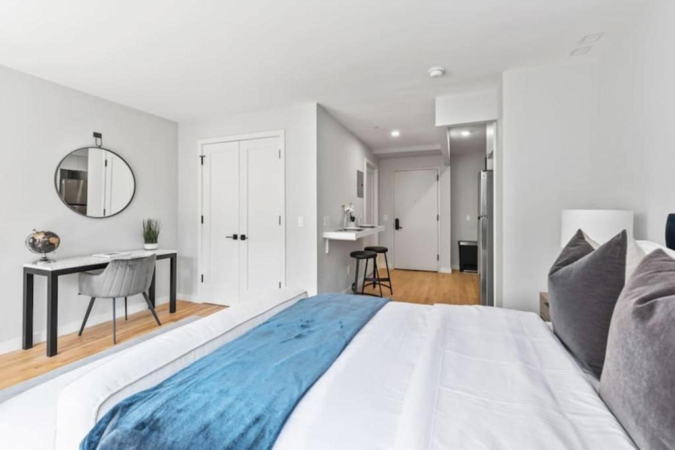 Luxe Studio With Charming Juliet Balcony Nova York Exterior foto