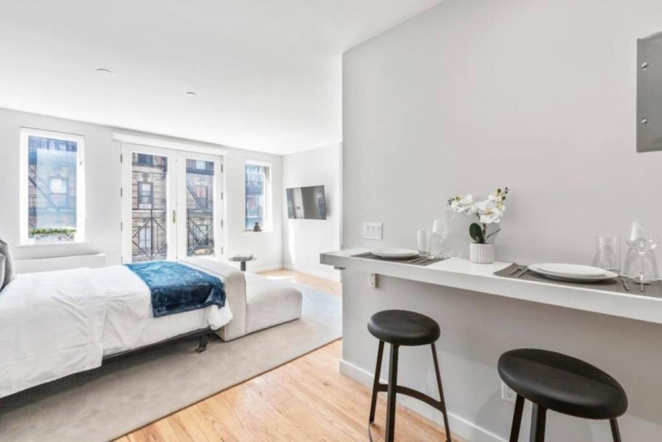 Luxe Studio With Charming Juliet Balcony Nova York Exterior foto