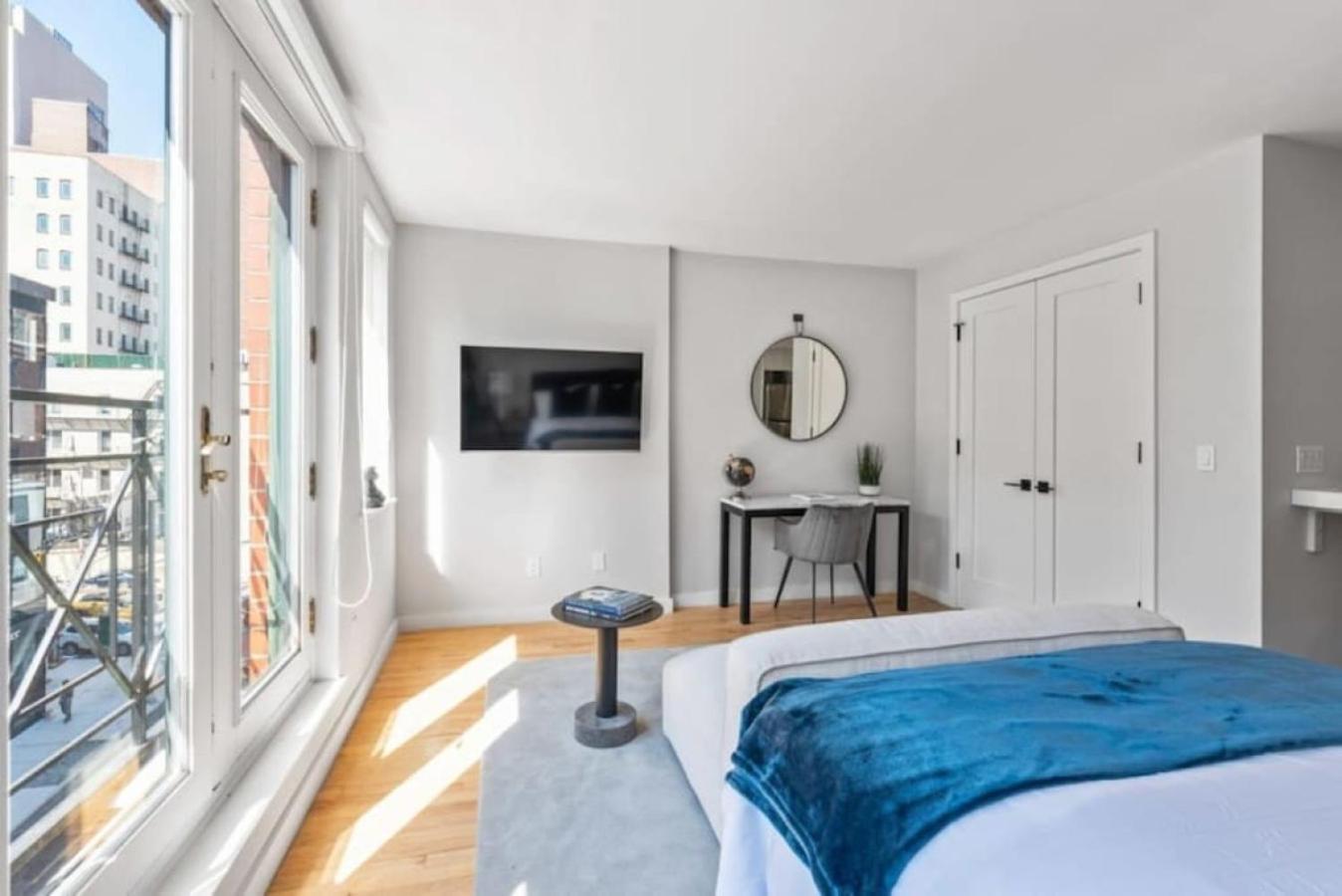Luxe Studio With Charming Juliet Balcony Nova York Exterior foto