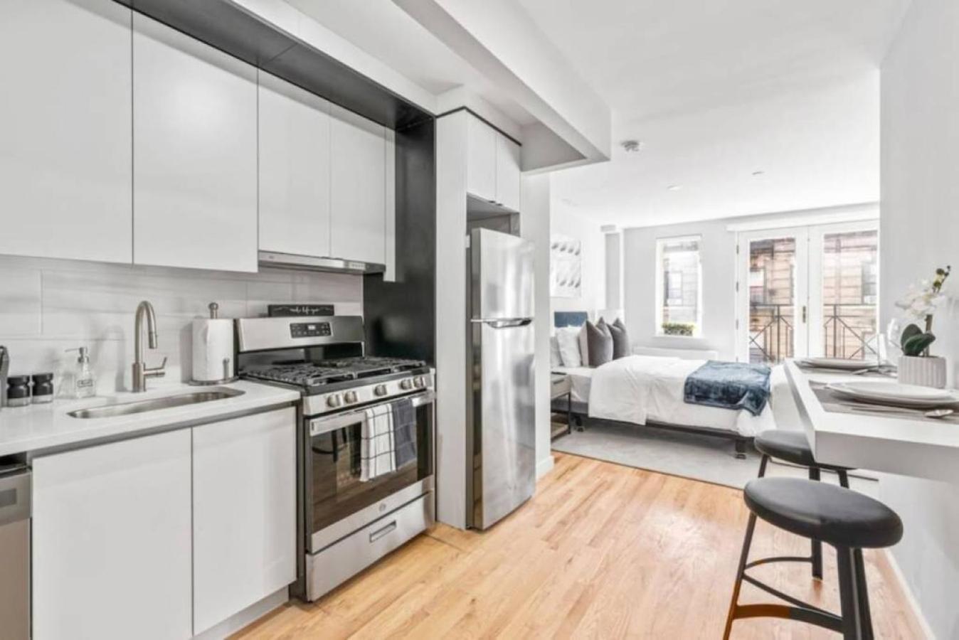 Luxe Studio With Charming Juliet Balcony Nova York Exterior foto